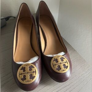 Tory Burch Women's Burgundy Leather Pumps with Gold Logo